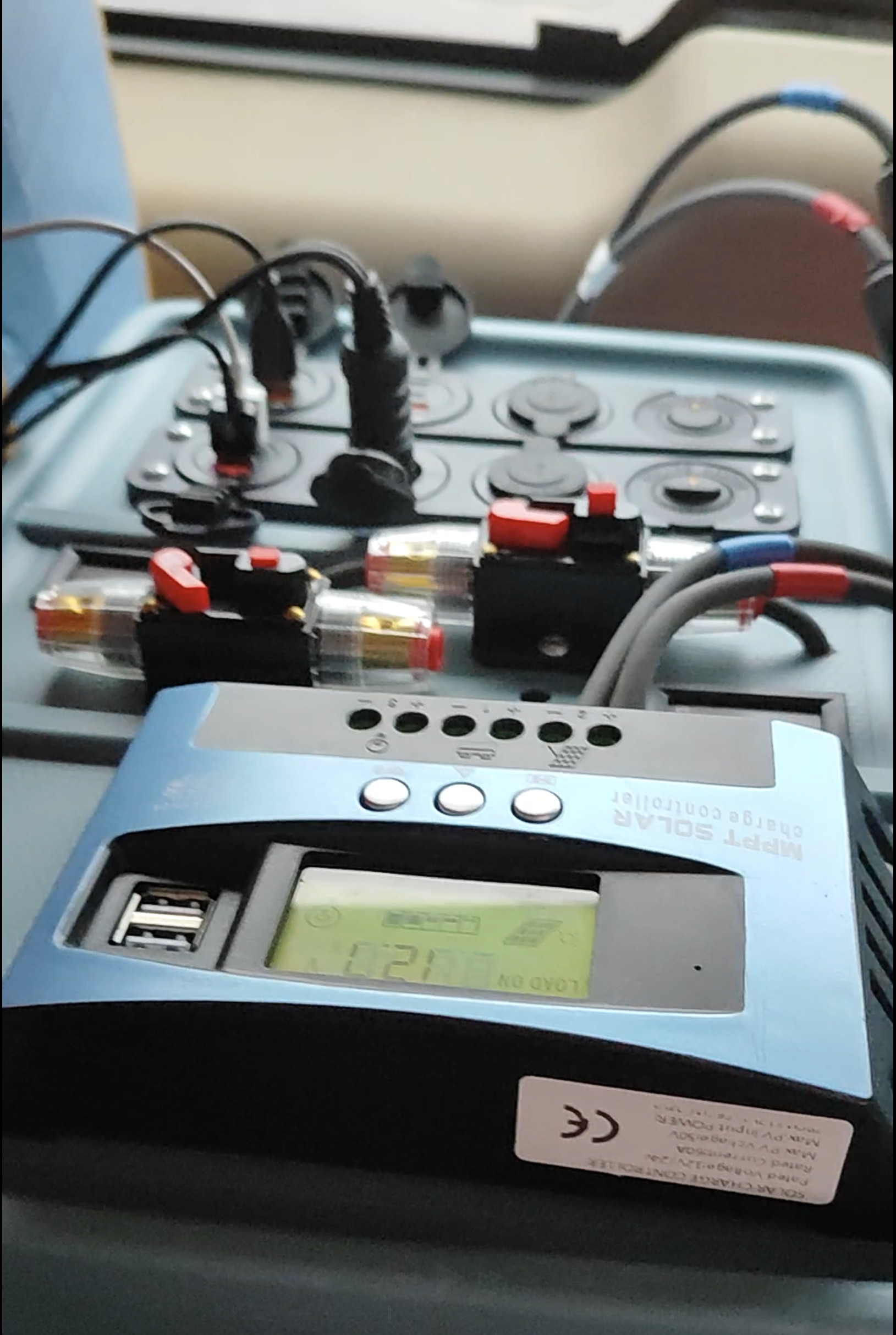 Portable DIY LFP (LiFePO4) Battery Station in a Hefty 18 Quart Storage Bin â with MPPT, Bluetooth, 3x12V car sockets, 8xUSB-A, 2xUSB-C.